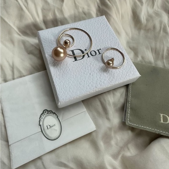 ‼️SOLD‼️CD Pearl Mise En Dior Tribal Hoop Earrings - Picture 3 of 3